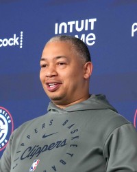 开运体育手机APP下载-35胜17负超额完成目标！卢：对我来说进季后赛是最重要的