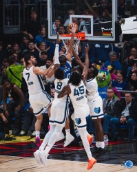 开云-快攻反击中一打四！隔扣四名防守人！NBA年度最佳扣篮来了！